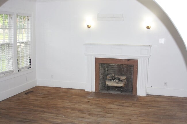 Building Photo - 722 W Cherry St