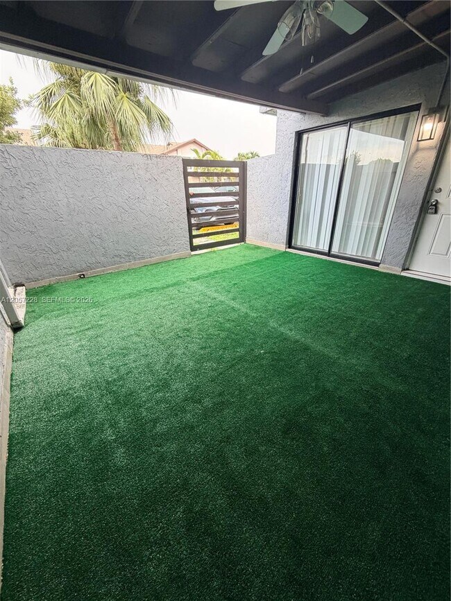 Foto del edificio - 8187 NW 99th St