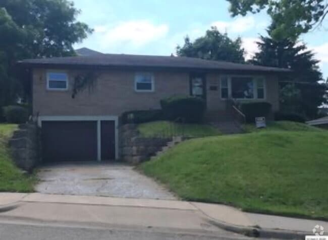 Building Photo - 1685 Glen Oak St