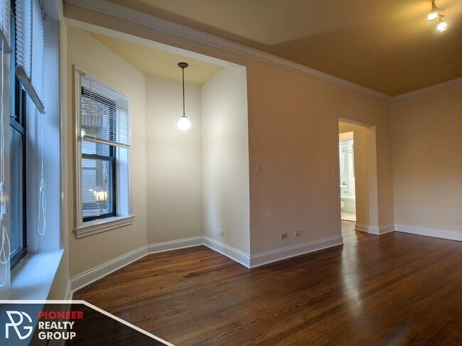 Building Photo - 746 W Addison St