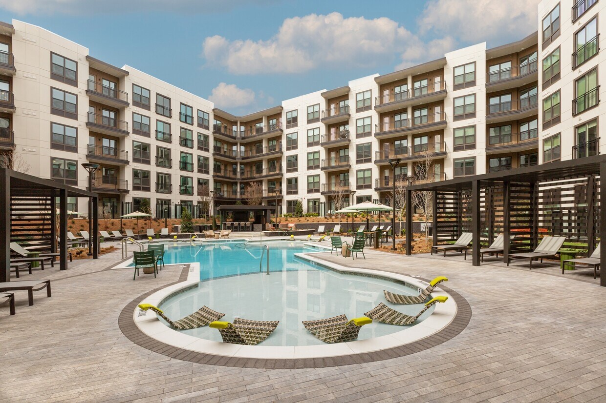 Piscina estilo resort con plataforma para broncearse - Bexley Chamblee