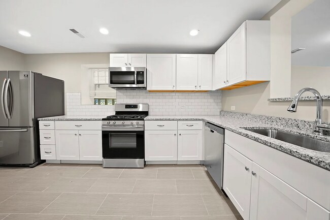 Foto del edificio - Spacious 2BR, 2BA Haven with Hardwood Elegance right across from Humboldt Park!