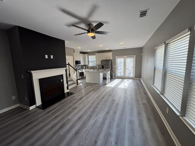 Foto del edificio - Gated Private Community! Spacious 3 Bedroom and 2.5 Bath End Unit Townhome