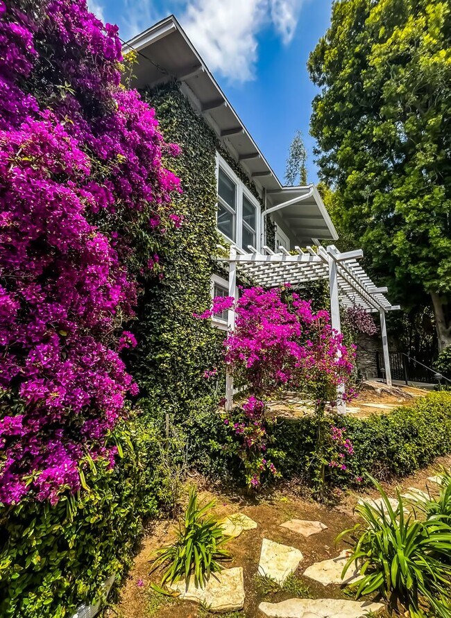 Foto del edificio - Unbelievable Stand-Alone 2-Bedroom House in Prime West Hollywood Hills