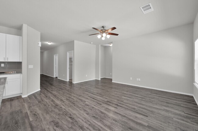 Foto del edificio - 8011 Dauntless Dr