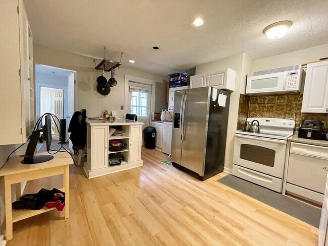 Building Photo - 74 Gates St