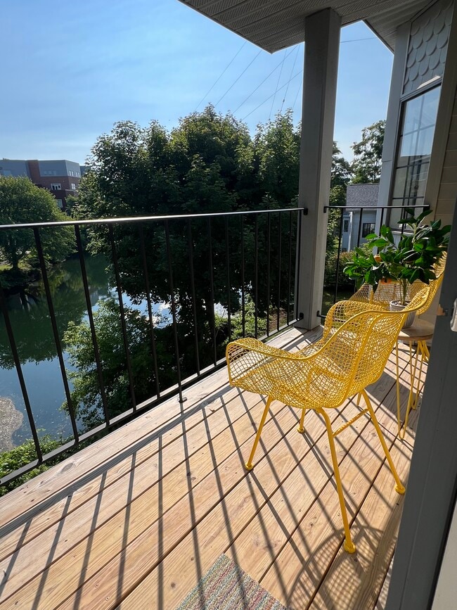 Building Photo - 525 Riverine Dr