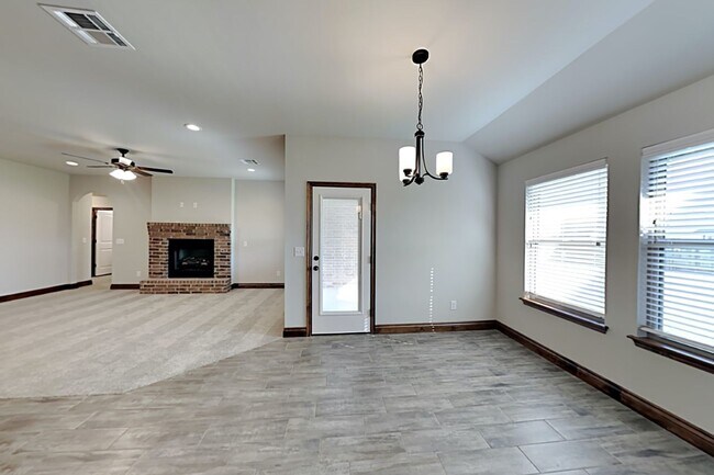 Foto del edificio - 4 Bedroom 2 Bathroom 2 Car Garage Home Cen...