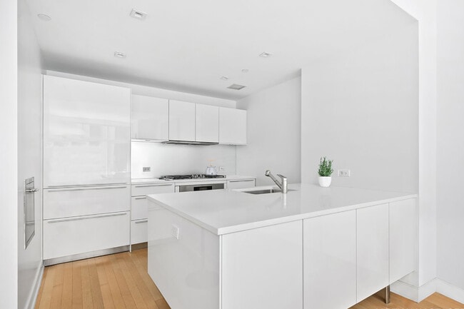 Building Photo - 5 E 44th St