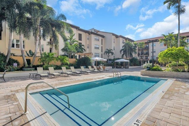 Piscina - 200 4th Ave S