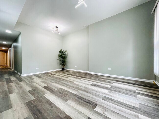 Building Photo - 2706 S Wells St