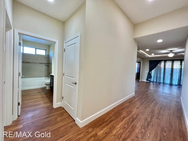 Building Photo - 3 br, 2 bath House - 213 Holly Oak Court
