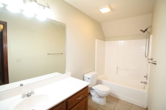 Building Photo - Great location in Yukon! 3 Bed Duplex
