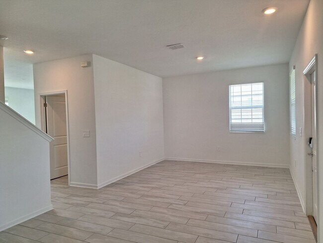 Foto del edificio - BEAUTIFUL NEW CONSTRUCTION 3 BEDROOM 2.5 B...