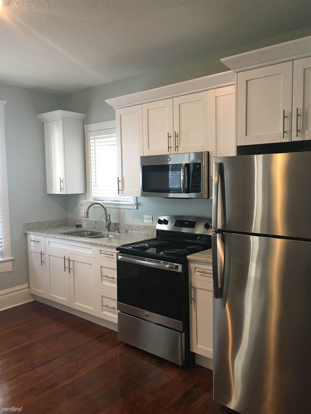 Primary Photo - 210 W Hyde Park Pl