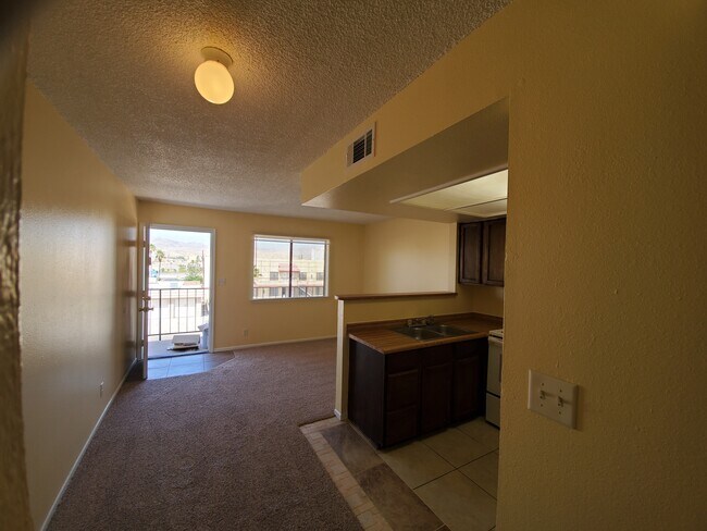 ¡Entra muchísima luz por la ventana del salón! - 155 Lee Ave