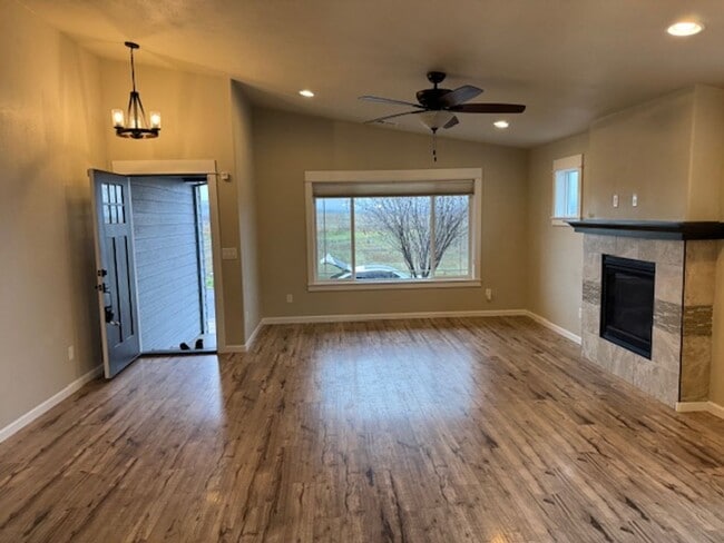 Foto del edificio - 3 BEDROOM/ 2 BATH HOME WITH OPEN LAYOUT AND SCENIC SETTING