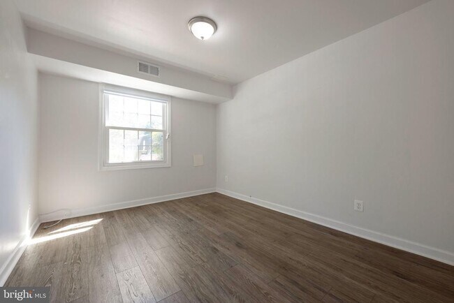 Foto del edificio - 5904 Bayshire Rd
