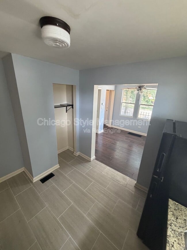 Foto del edificio - 8756 S Exchange Ave