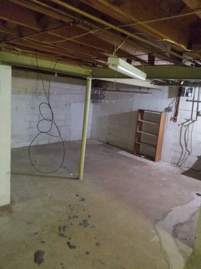 Building Photo - 3 Bedroom, 1 Bathroom Home!!