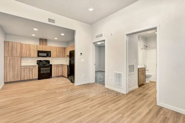 Building Photo - 385 E 42nd St