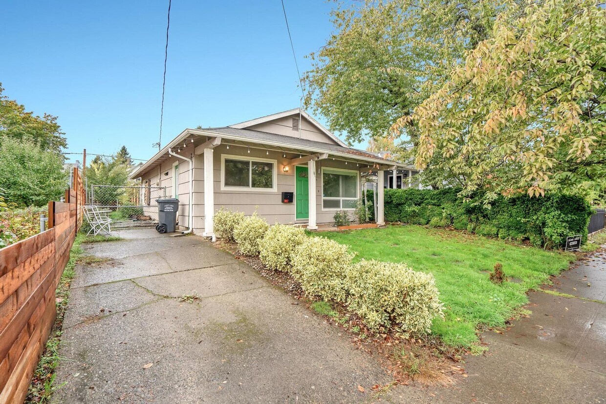 Chic 3bdr/1bath bungalow in heart of SE House Rental in