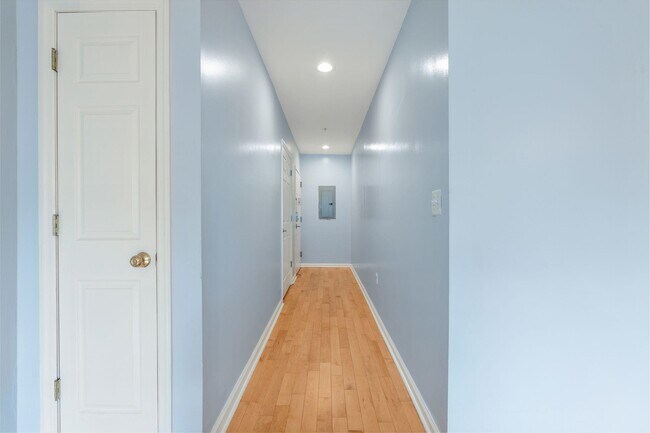 Building Photo - 8915 Bergenwood Ave