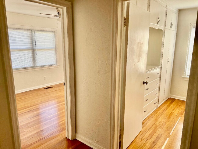 Building Photo - 604 N Kentucky Ave