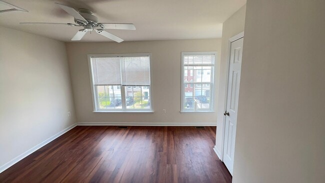 Foto del edificio - Gorgeous 3 Bed 3.5 Bath Interior Townhome ...