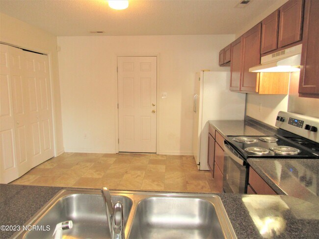 Building Photo - 1142 Pueblo Dr