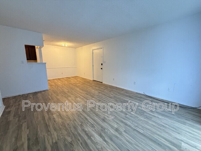 Foto del edificio - 350 N Crow Rd
