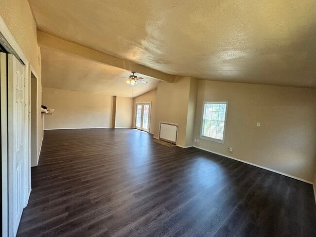 Large living area - 534 Radiance Ave
