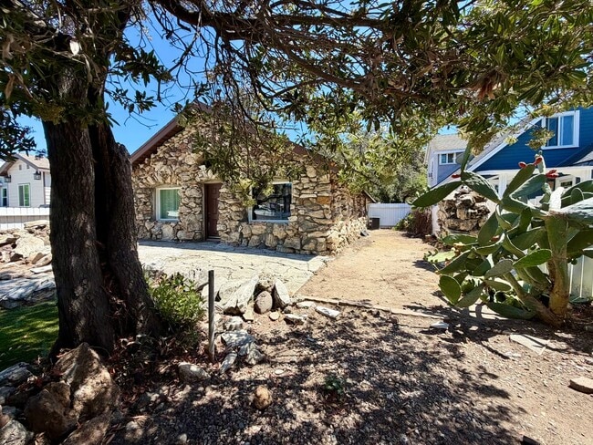 Building Photo - 3056 Crescent Way