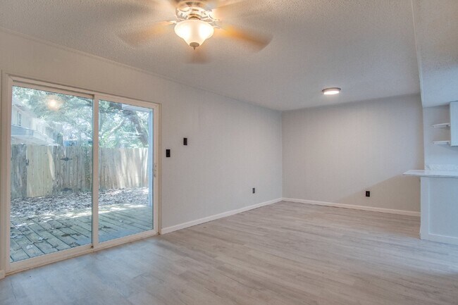 Building Photo - Fully updated 4 bed 2.5 bath Townhome in N...