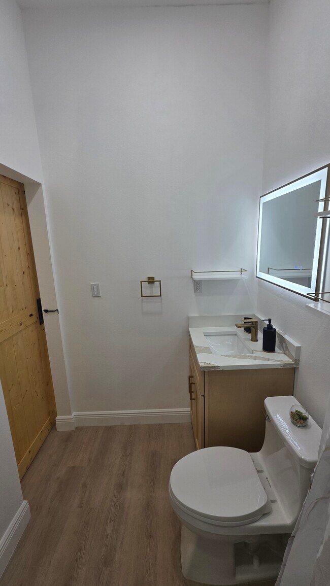 Foto del edificio - 1818 Farris Ct