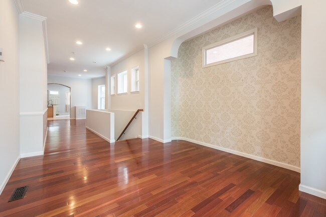 Building Photo - Welcoming two level apartment