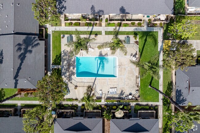 Piscina de 90 grados vista hacia abajo - Revere Village Apartments