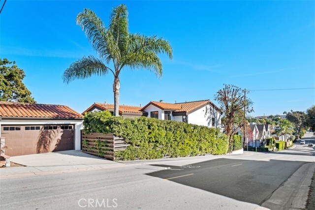 Building Photo - 2501 N Poinsettia Ave