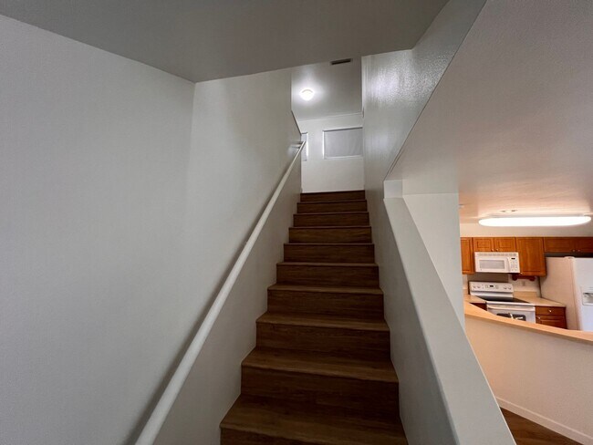 Building Photo - Las Brisas/3 Bed/2.5 Bath/3 PK