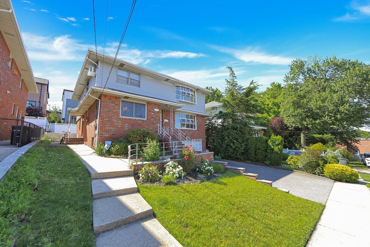 15161512 12th St, Fort Lee, NJ 07024 House for Rent in Fort Lee, NJ