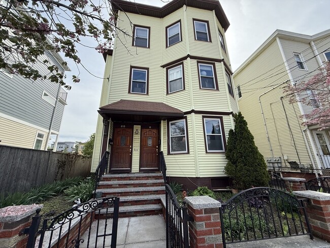 Building Photo - 9 Rossmore St