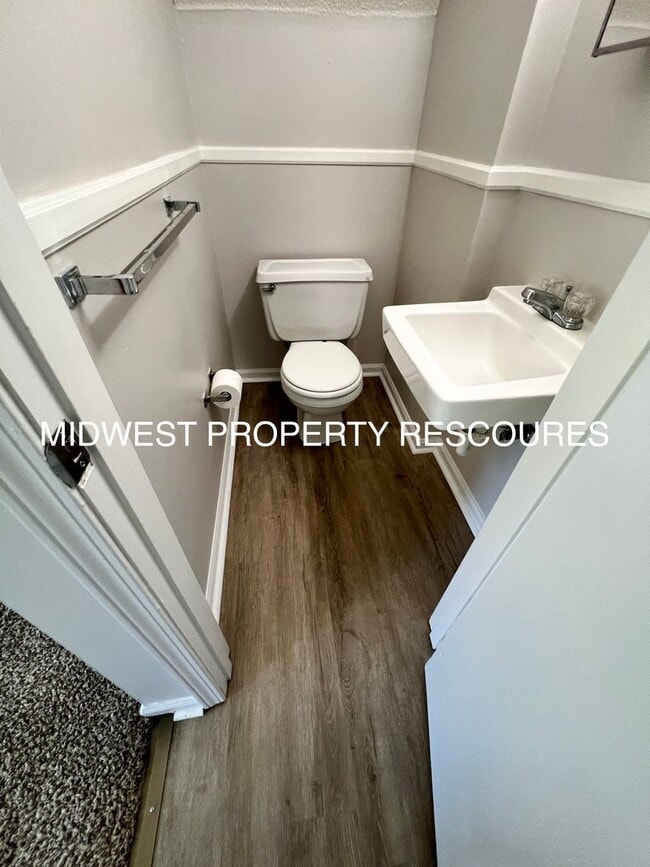 Building Photo - Stunning 2 Story townhome w/ outdoor Maintenance provided