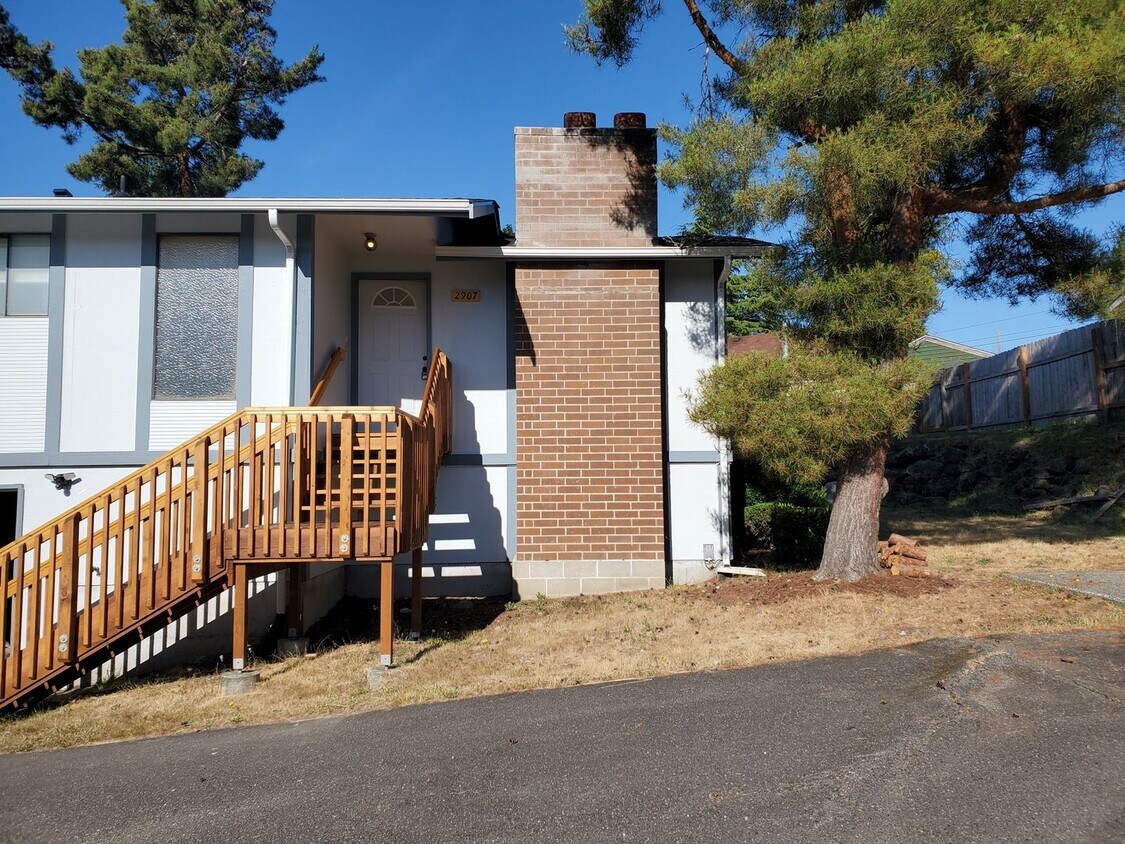 Primary Photo - Beautiful 2 Bed 1.5 Bath 2 Story Duplex in...