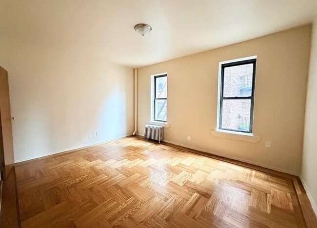 Building Photo - 215 E 95th St