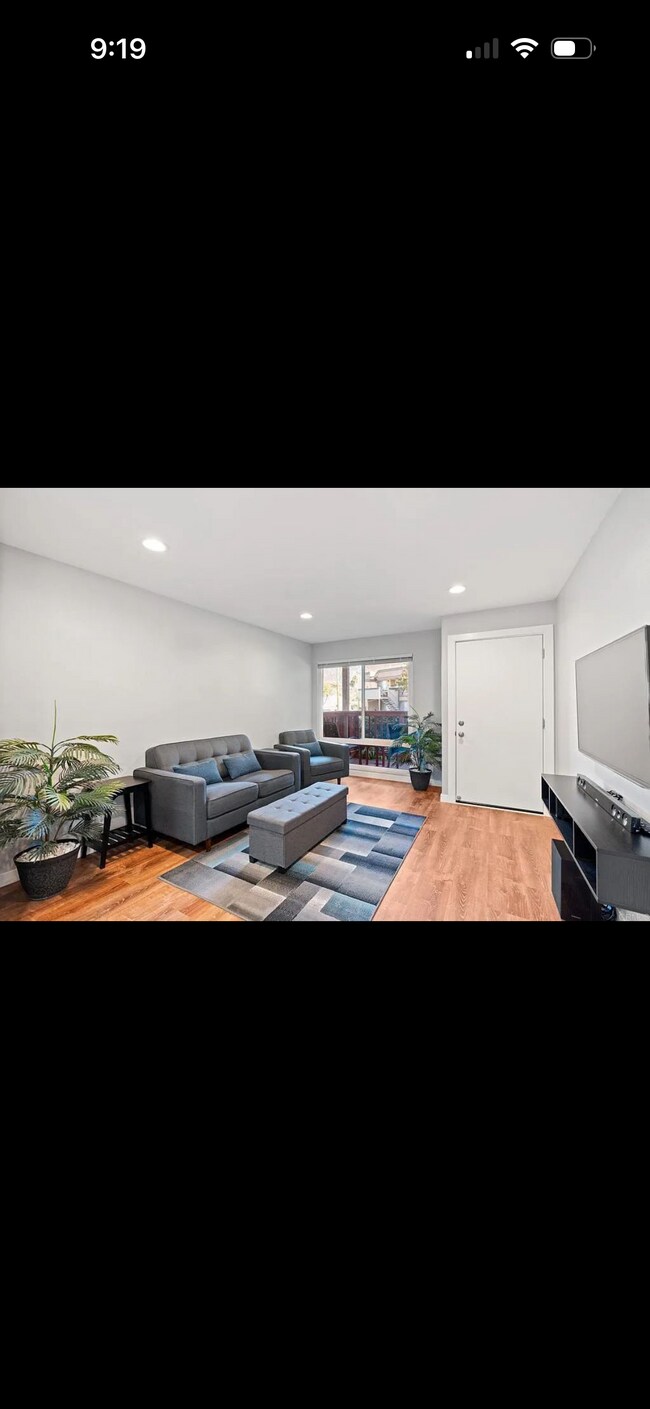 Foto del edificio - 745 E Bradley Ave