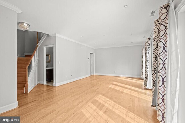 Foto del edificio - 4305 Massachusetts Ave NW
