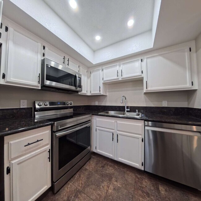 Foto del edificio - Stunning 2-Bedroom Condo 2nd Floor at The Lakes!