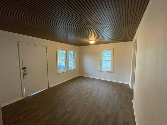 Building Photo - Accepting section 8 and other assistance p...