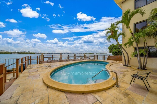 Foto del edificio - 7845 NE Bayshore Ct