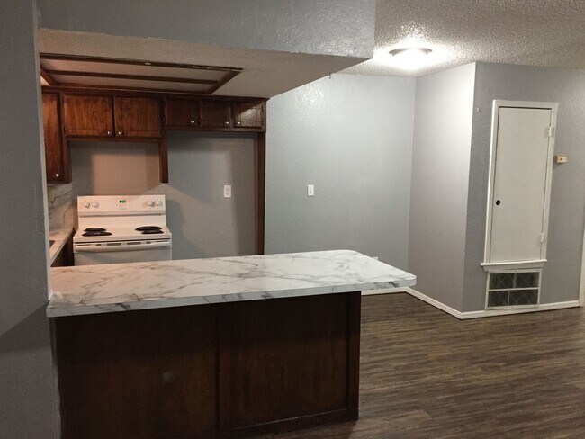 Foto del edificio - Available Now - 2 bed 1 bath duplex